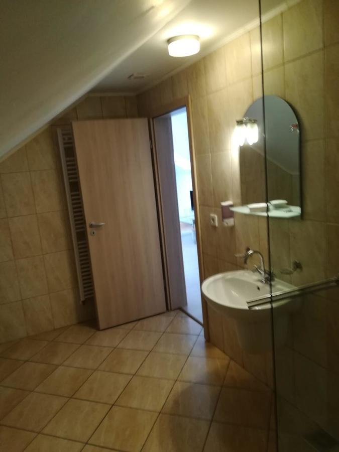 Hotel Dennis Medias Luaran gambar