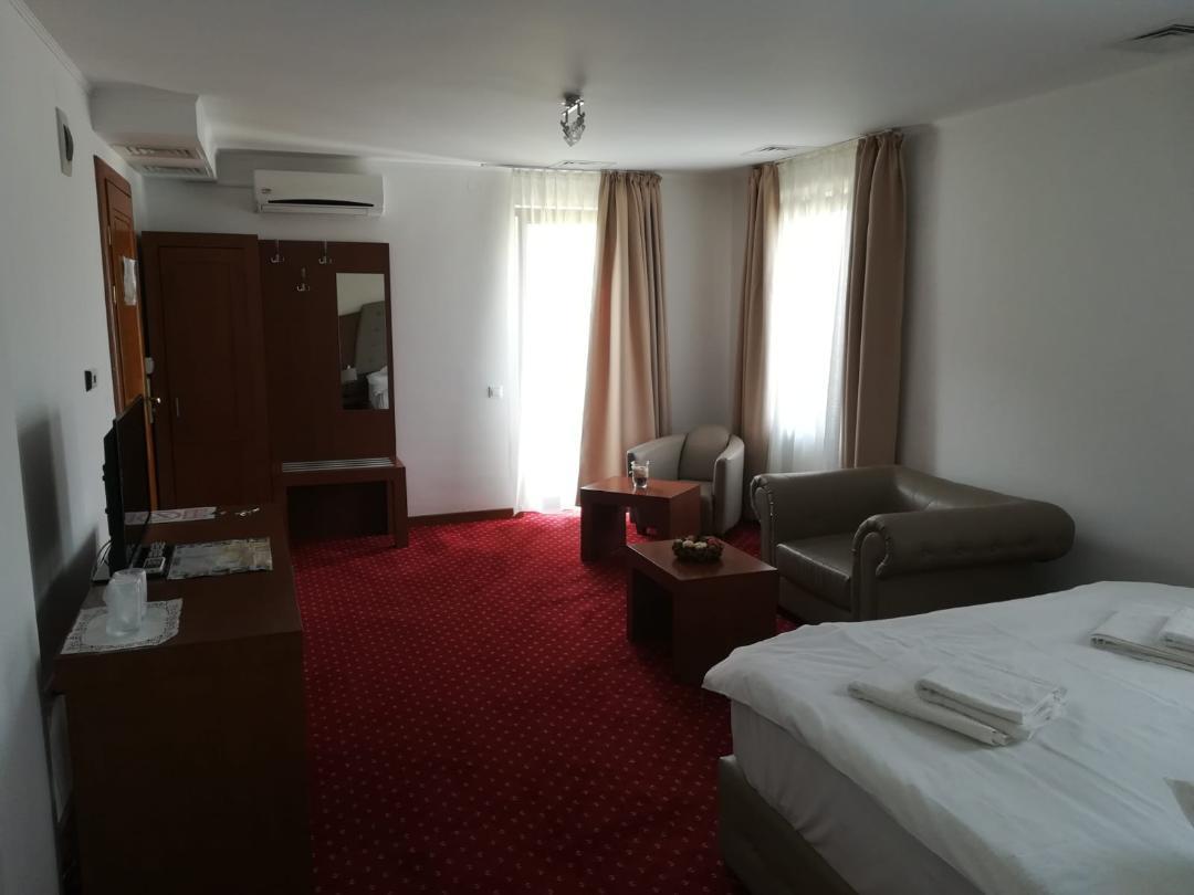 Hotel Dennis Medias Luaran gambar