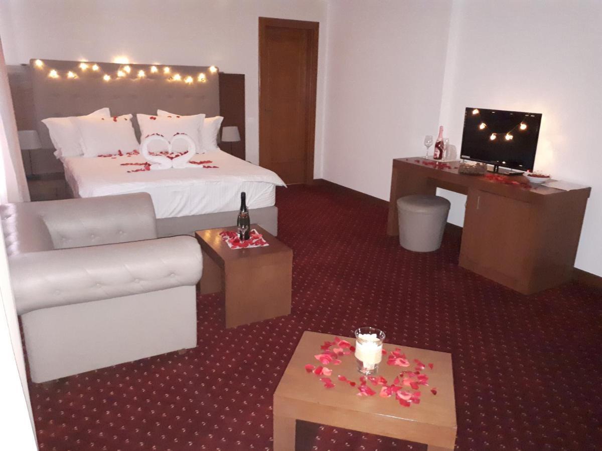 Hotel Dennis Medias Luaran gambar